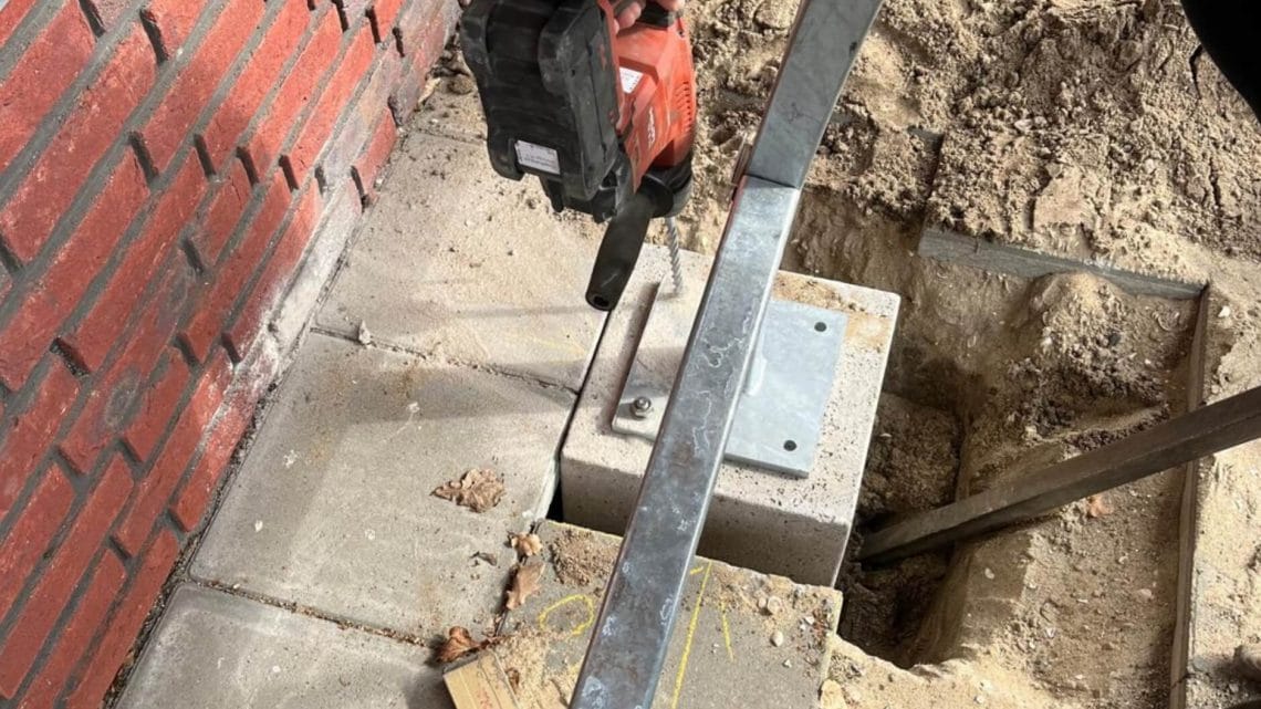 Detail van montage fietsoverkapping inclusief plaatsing bij school in Oirschot met verankering op betonpoer