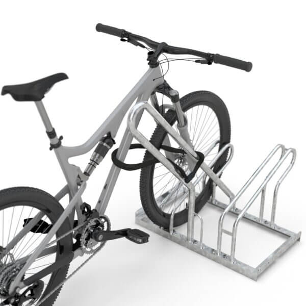fietsenrek voor fietsparkeren aanschaffen Goedkoop fietsenrek van staal voor 2 fietsen met grijze mountainbike in vergrendelde positie