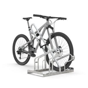 Budgetvriendelijk fietsenrek met twee grijze fietsen in metalen beugels