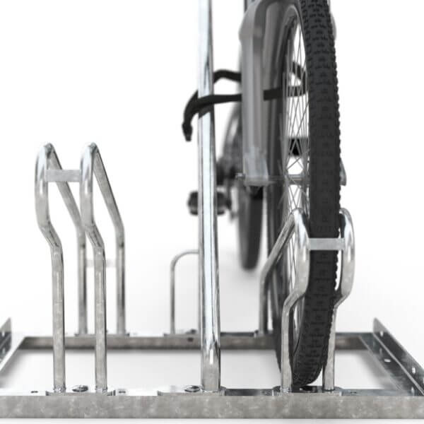 Wielondersteuning in fietsenrek met aanleunbeugel – detailweergave Detailopname van fietsband in wielhouder van fietsenrek met aanleunbeugel