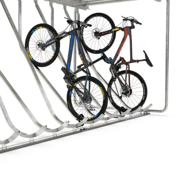 Fietsen schuin omhoog geparkeerd in Velodome fietsparkeersysteem