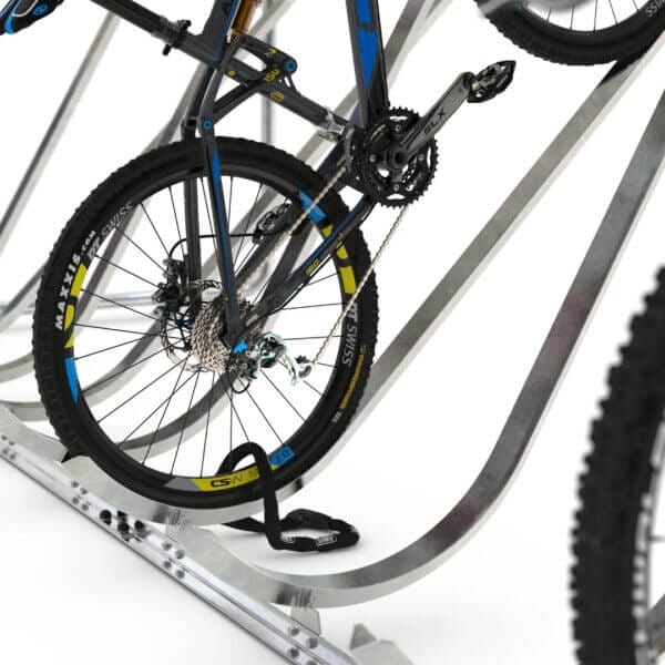 Mountainbike geparkeerd in Velodome fietsklem met wielvergrendeling