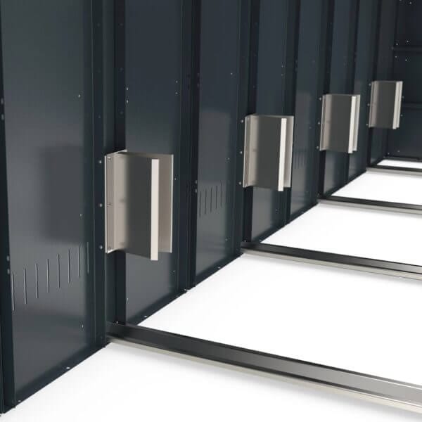 Wielklem fietsopbergbox detail Detail van wielklem in modulaire fietsopbergbox voor extra stabiliteit en bescherming tijdens het stallen