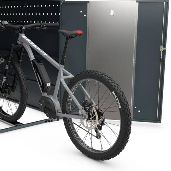 Fietsopbergbox met vergrendelbare deur kopen Detail van fietsopbergbox met deels geopende deur, voorzien van slot en stevige constructie