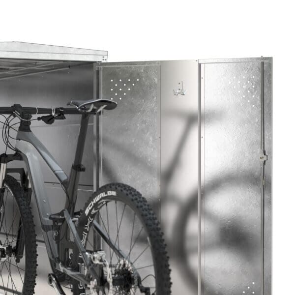 Binnenzijde met slot en ophanghaak in Fietsopbergbox Basic Binnenkant deur van Fietsopbergbox Basic met cilinderslot en haak