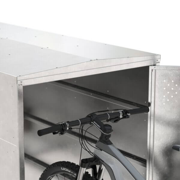 MTB opgeslagen in verzinkte Fietsopbergbox Basic Mountainbike gestald in de Fietsopbergbox Basic