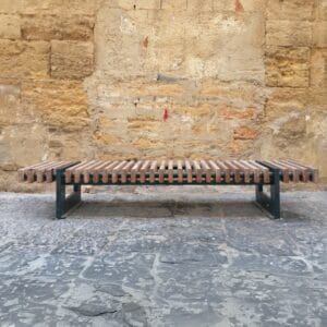 straatbank Sevilla in stedelijke openbare ruimte