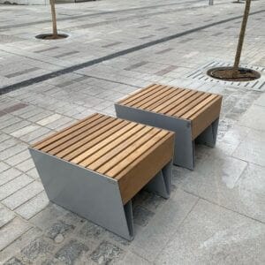 Parkstoel Dresda geplaatst op een openbaar plein met moderne bestrating