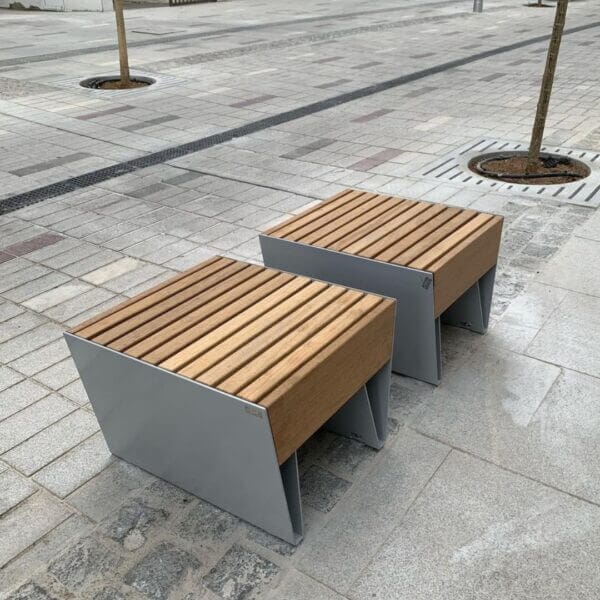 Parkstoel Dresda geplaatst op een openbaar plein met moderne bestrating