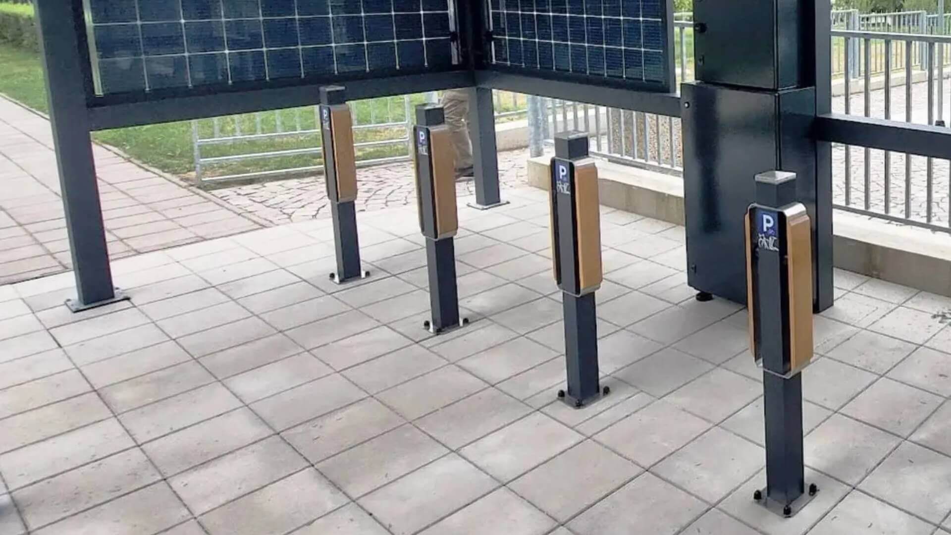 E bike laadpalen onder overkapping voor elektrische fiets onderweg opladen op openbare locatie