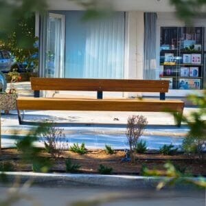 Buitenbank Dresda geplaatst langs een stadsstraat met bomen en bestrating