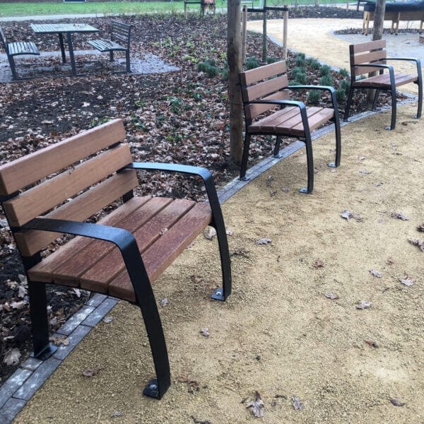 Buitenstoel voor ouderen-senioren online aanschaffen Buitenstoelen van hout en staal met armleuningen, geschikt voor ouderen