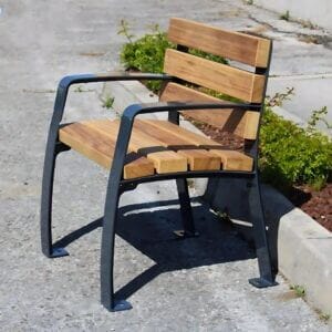 Zijaanzicht van de Parkstoel Senior in een buitenomgeving, met ergonomisch ontwerp en stevige