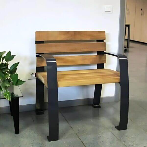 parkstoel-senior-online-kopen Parkstoel Senior met houten zitting en rugleuning, zwart metalen frame, geplaatst in een wachtruimte.