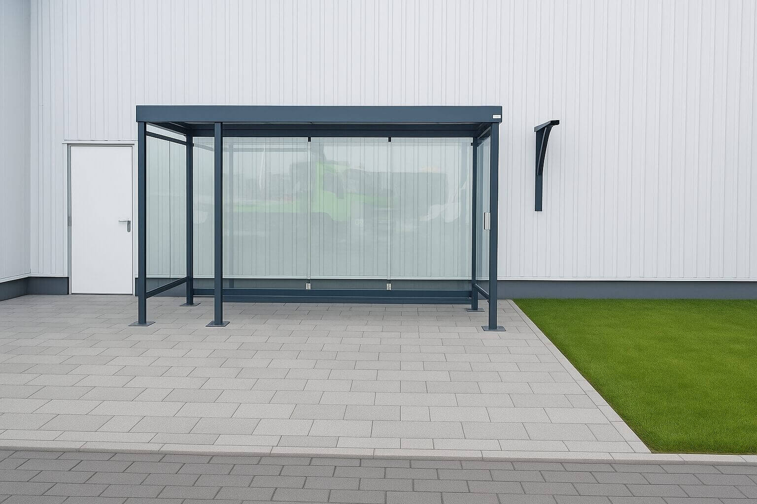 Rookoverkapping buiten van staal en glas bij bedrijfspand – moderne rookabri voor bedrijven