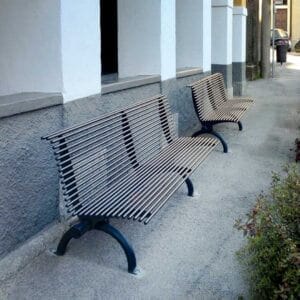 Buitenbank Rest van staal langs een gevel in een stadsstraat