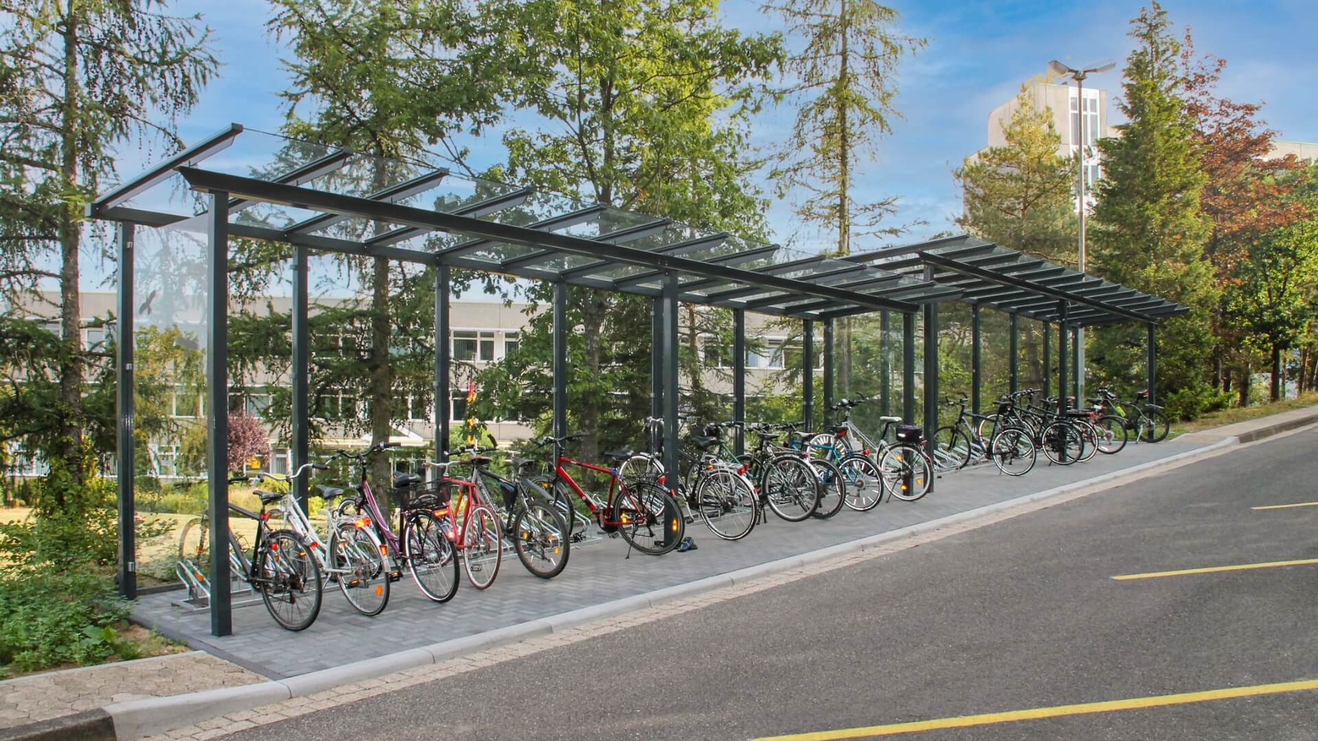 Overdekte fietsenstalling in stedelijke omgeving met meerdere fietsen