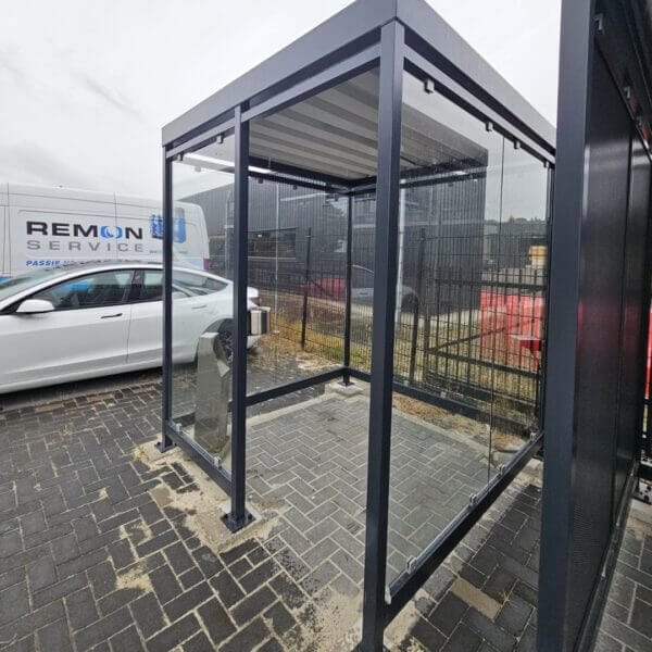 Compacte rookabri 2×2 meter online aanschaffen Rookabri van verzinkt staal 2x2 meter, geplaatst op betonpoeren bij bedrijfslocatie in Marum