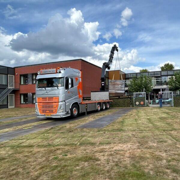 Rookruimte van Umfeldt wordt met vrachtwagen en kraan geleverd bij zorginstelling.