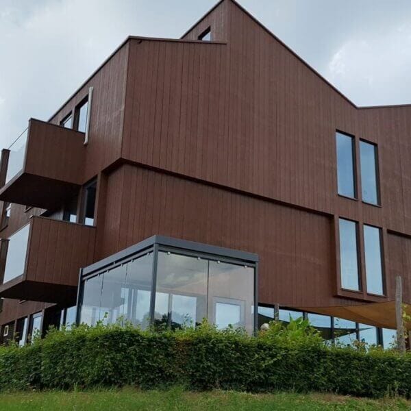 Rookabri voor zorginstellingen online aanschaffen Glazen rookabri van Umfeldt naast moderne zorginstelling, uitgevoerd in staal en glas.