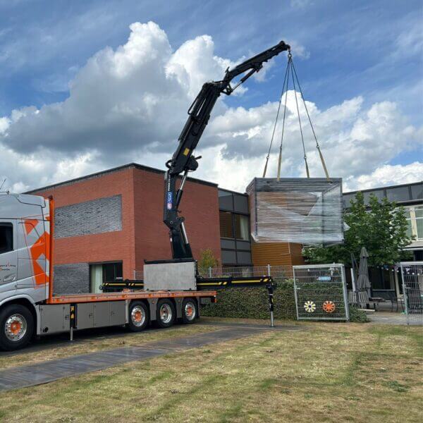 Rookruimte plaatsen op lastige locaties Rookruimte van Umfeldt wordt met kraan geleverd en geplaatst bij zorginstelling.