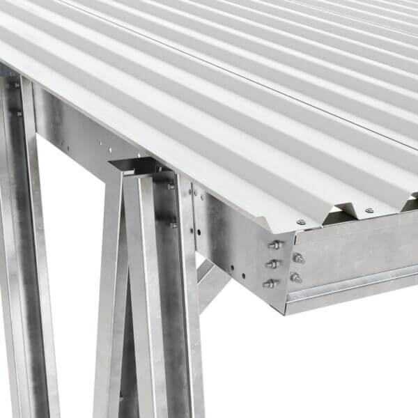 Carport met trapeziumdak inclusief duurzame dakconstructie Detail van trapeziumvormig dakprofiel op verzinkte stalen carportconstructie