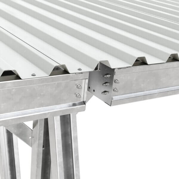 Verbinding tussen stalen carportmodules met trapeziumplaten op het dak
