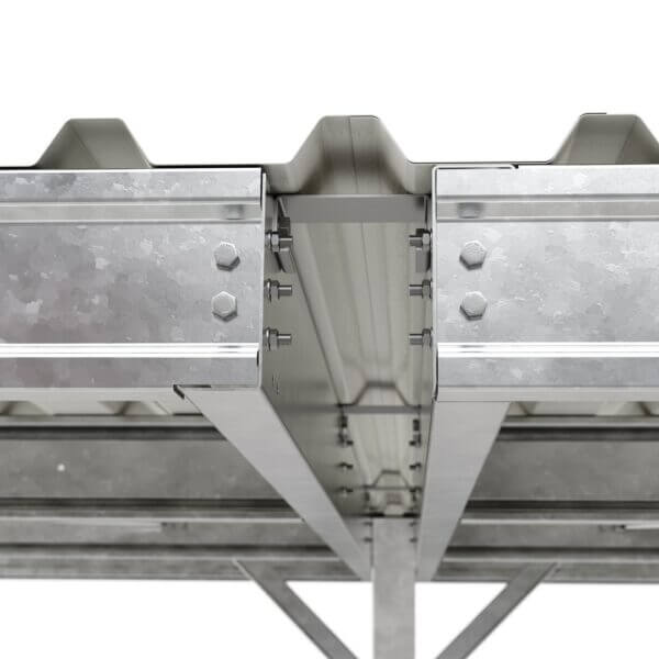 Detail van stalen verbinding tussen twee carport modules bij uitbreiding