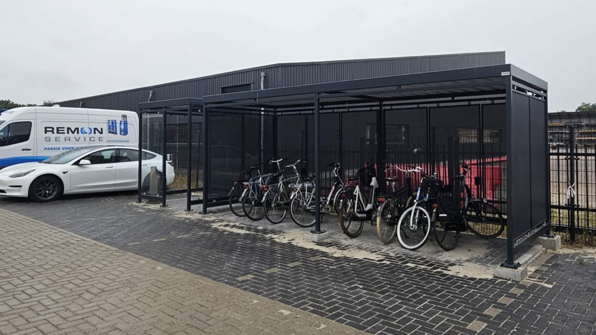 Combinatie rookabri en fietsoverkapping van staal en glas met prefab montage, geplaatst in Marum
