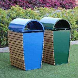 Straatmeubilair afvalbak met een inhoud van 120 liter, stalen frame met houten laten in kleur blauw en groen.