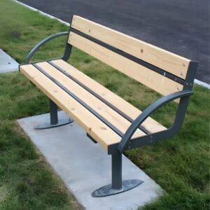 Bank voor buiten van 1500mm lang geplaatst op een buitenterrein en verankerd op beton