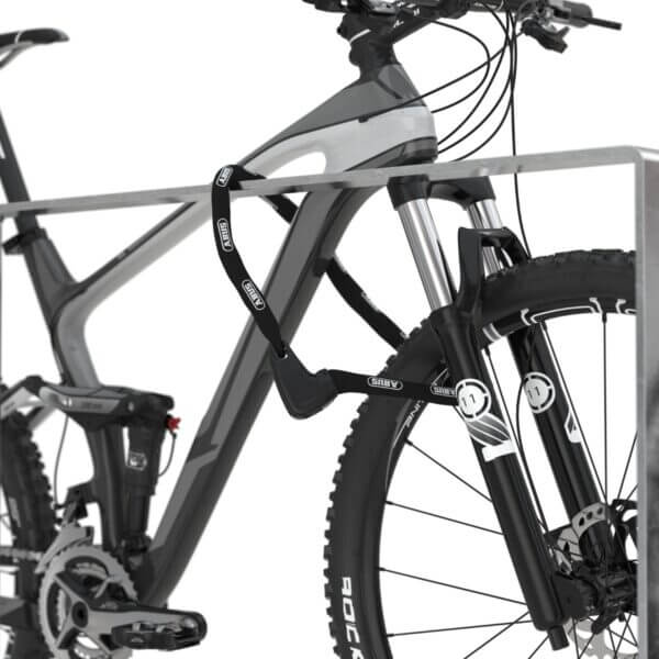 Fietsaanleunbeugel verzinkt (fietsnietje) direct online kopen Fietsaanleunbeugel verzinkt (fietsnietje) van staal met daaraan een fiets op slot gezet