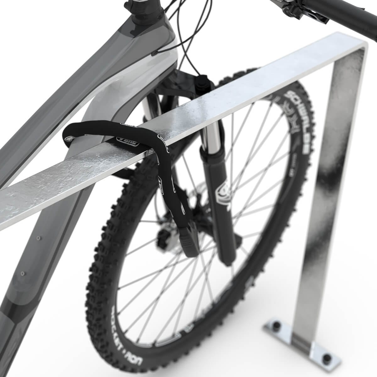 Detailfoto van fietsaanleunbeugel verzinkt RVS met daaraan een fiets die op slot staat.