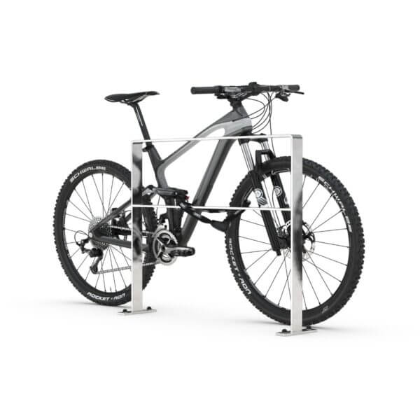 Verzinkt stalen fietsaanleunbeugel RVS met dwarsstang en voetplaten voor montage op het maaiveld.