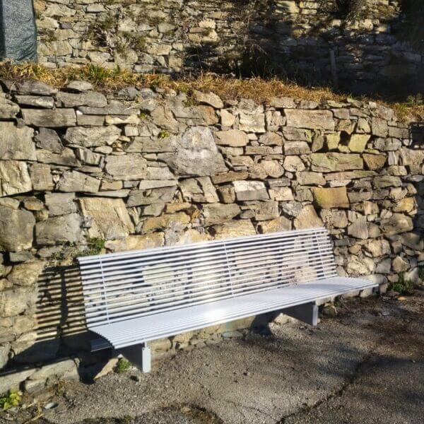 Gevelbank geplaatst tegen een muur, kleur grijs en materiaal is van verzinkt staal