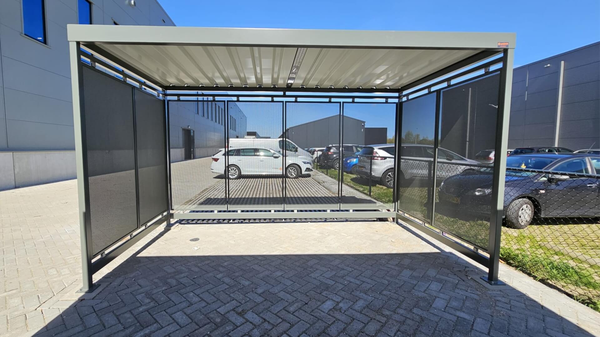 Rookabri Keulen van Umfeldt met stalen frame, halfgesloten wanden en strak dak geplaatst op bedrijventerrein