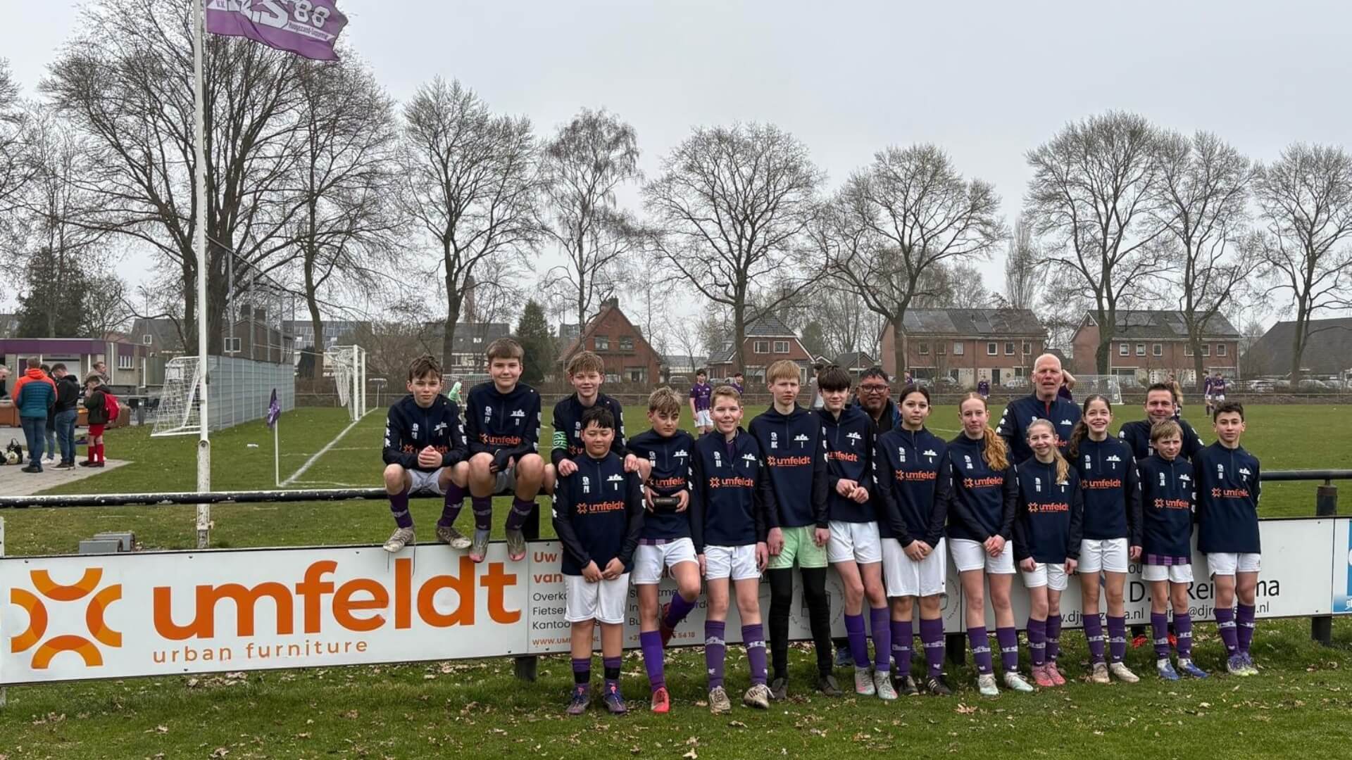 HS’88 JO14-1 jeugdteam in nieuwe trainingspakken gesponsord door Umfeldt Urban Furniture