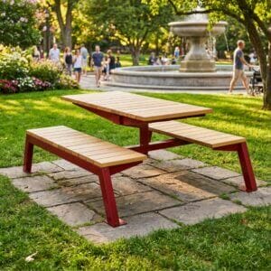 Picknickset voor de openbare ruimte van staal en hardhout, geplaatst op tegels bij een grasveld