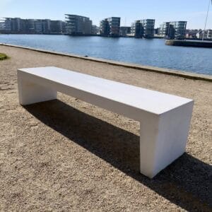 Betonnen bank voor buiten Versilia zonder rugleuning geplaatst aan het water