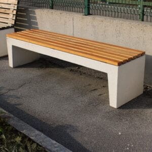 Betonnen buitenbank Versilia Wood met hardhouten latten in een moderne buitenruimte