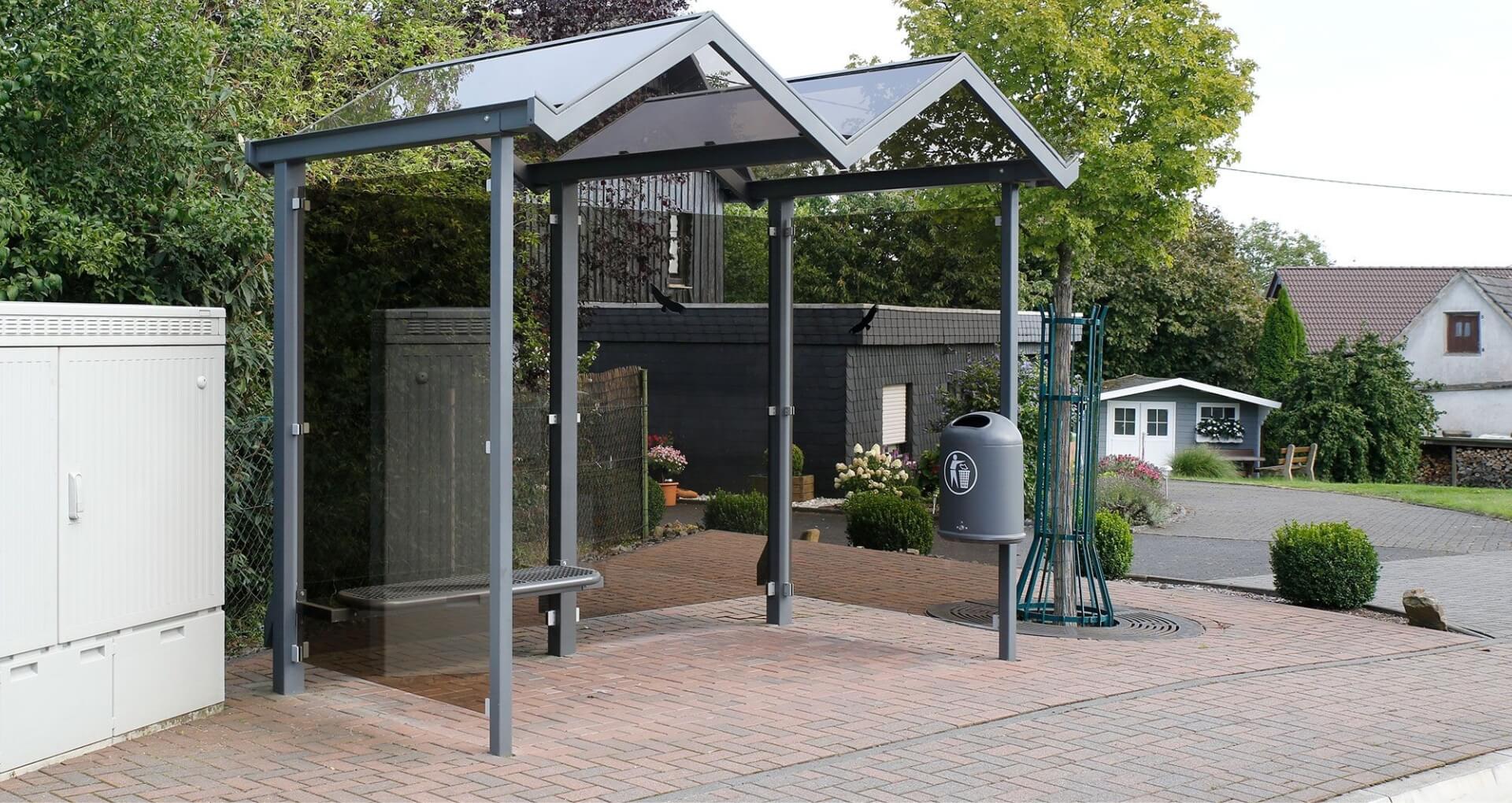 Moderne stalen rookhok met glazen wanden en opvallend zigzag dak in een rustige woonomgeving