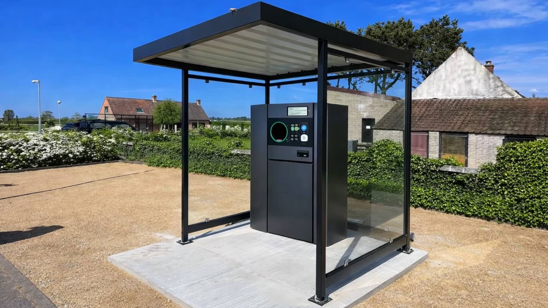 Overkapping voor statiegeldautomaat, geplaatst op een plaat van beton