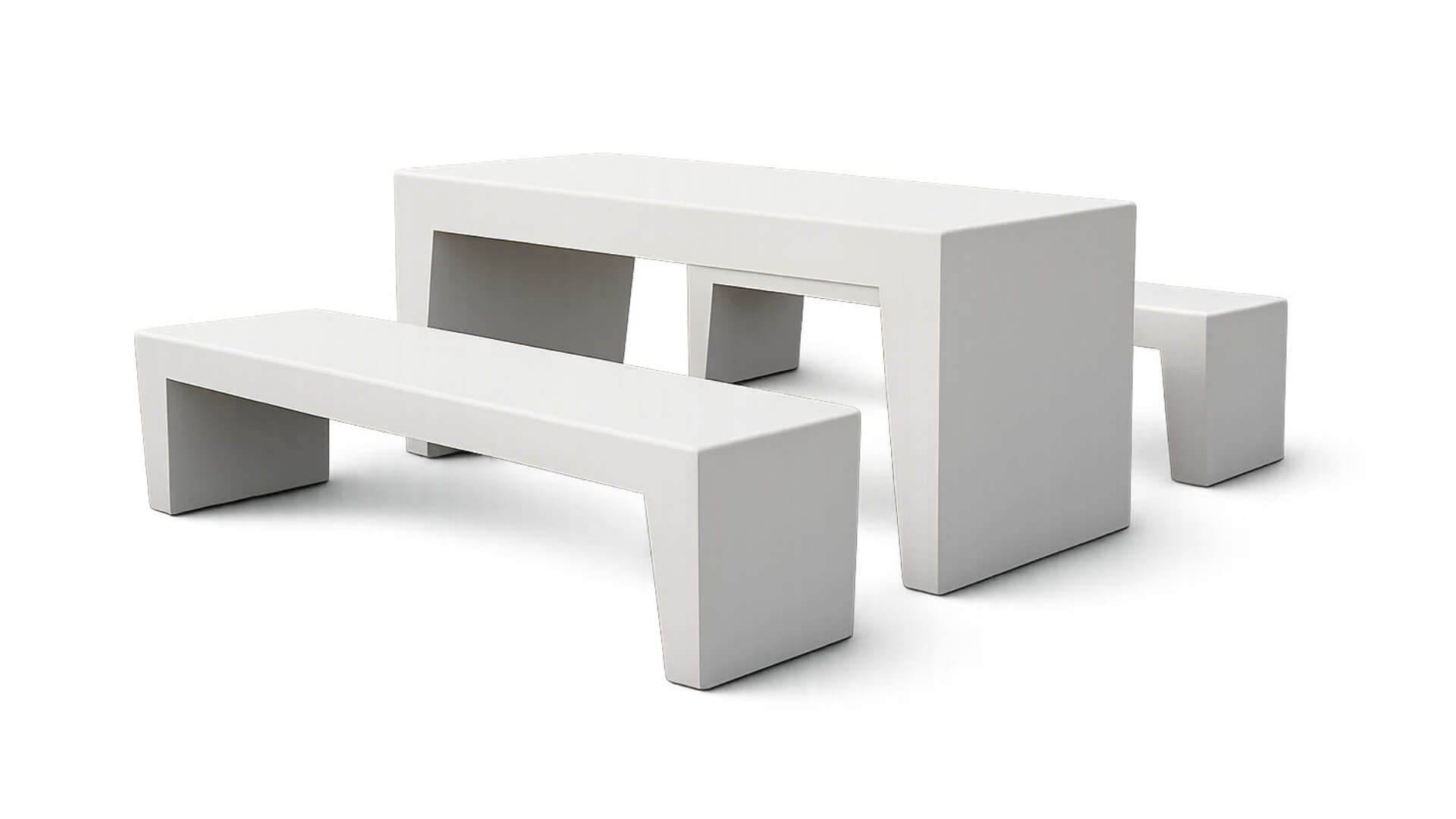 Picknickset van beton bestaande uit twee bankjes van beton en een tafel van beton