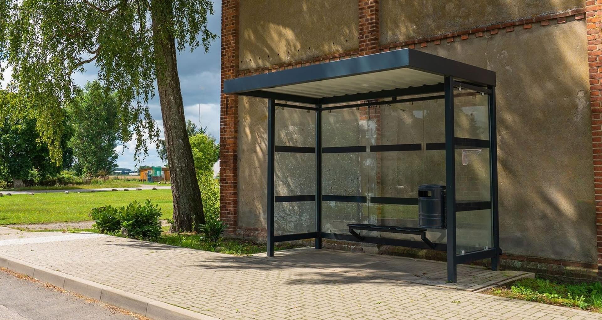 Rokershok Keulen 3x2 meter met veiligheidsglas en zitbank naast bedrijfspand