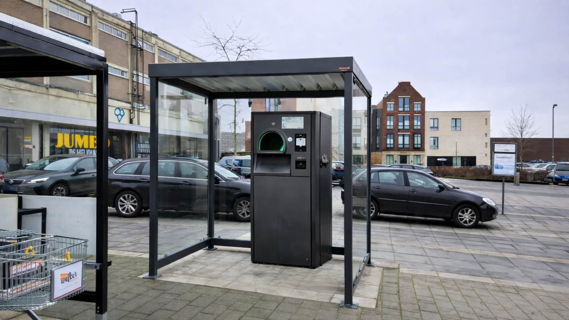 Moderne overkapping voor statiegeldautomaat geplaatst op een parkeerterrein van een supermarkt