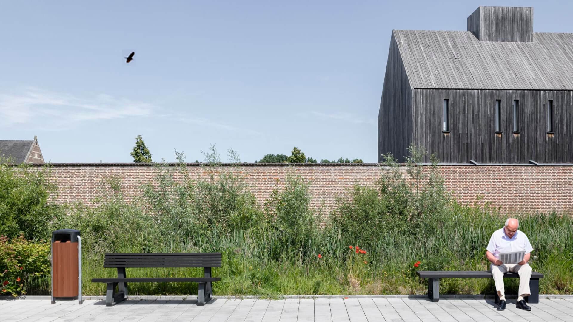 circulair straatmeubilair met bank en afvalbak van gerecyclede materialen in openbare ruimte