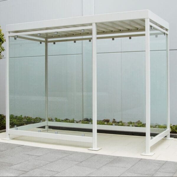 witte rookoverkapping kopen voor instellingen en bedrijven Witte rookoverkapping van staal en glas in een moderne buitenruimte met strakke afwerking