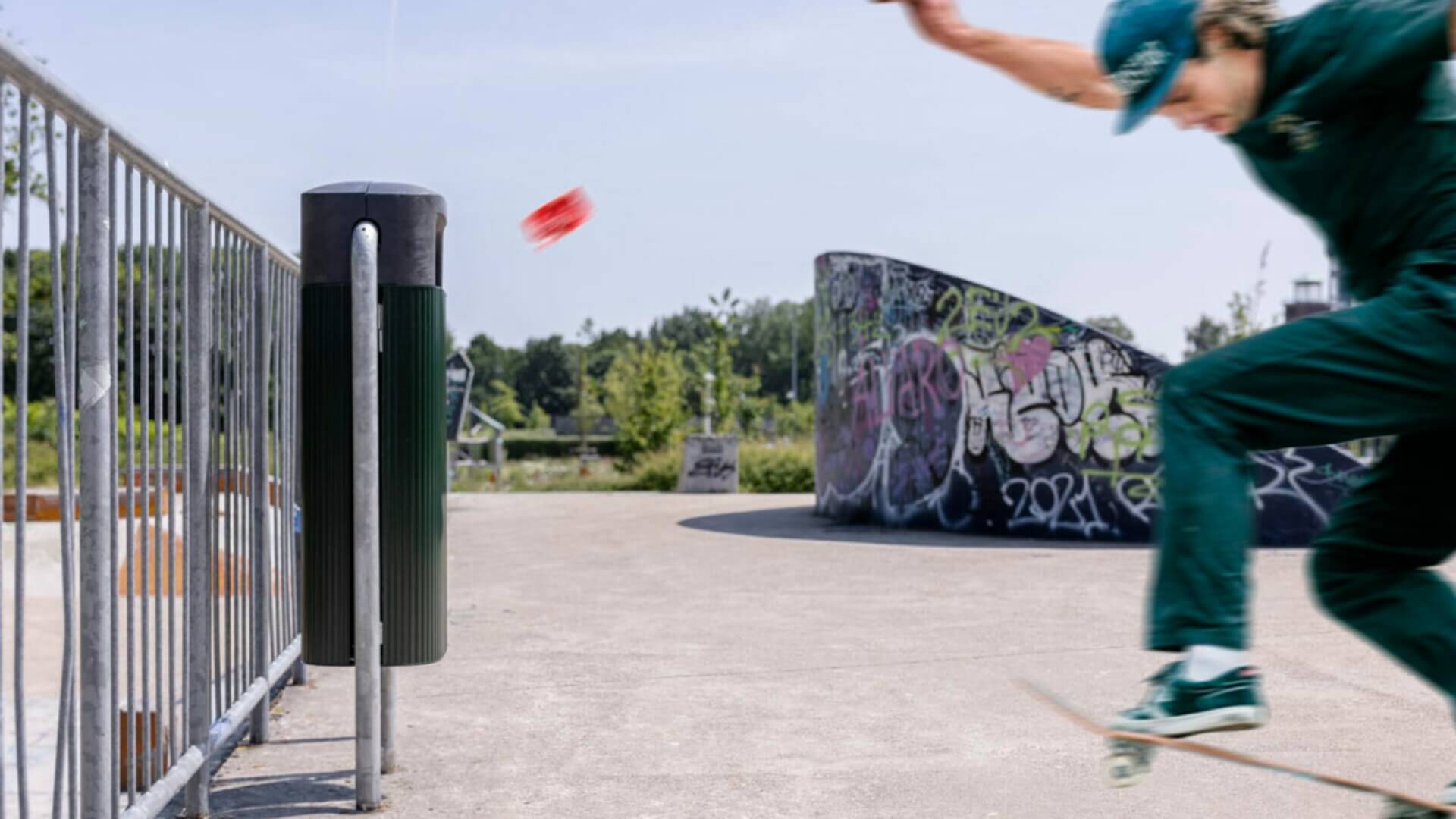 Circulaire afvalbak van gerecycled materiaal naast skatebaan in openbare ruimte