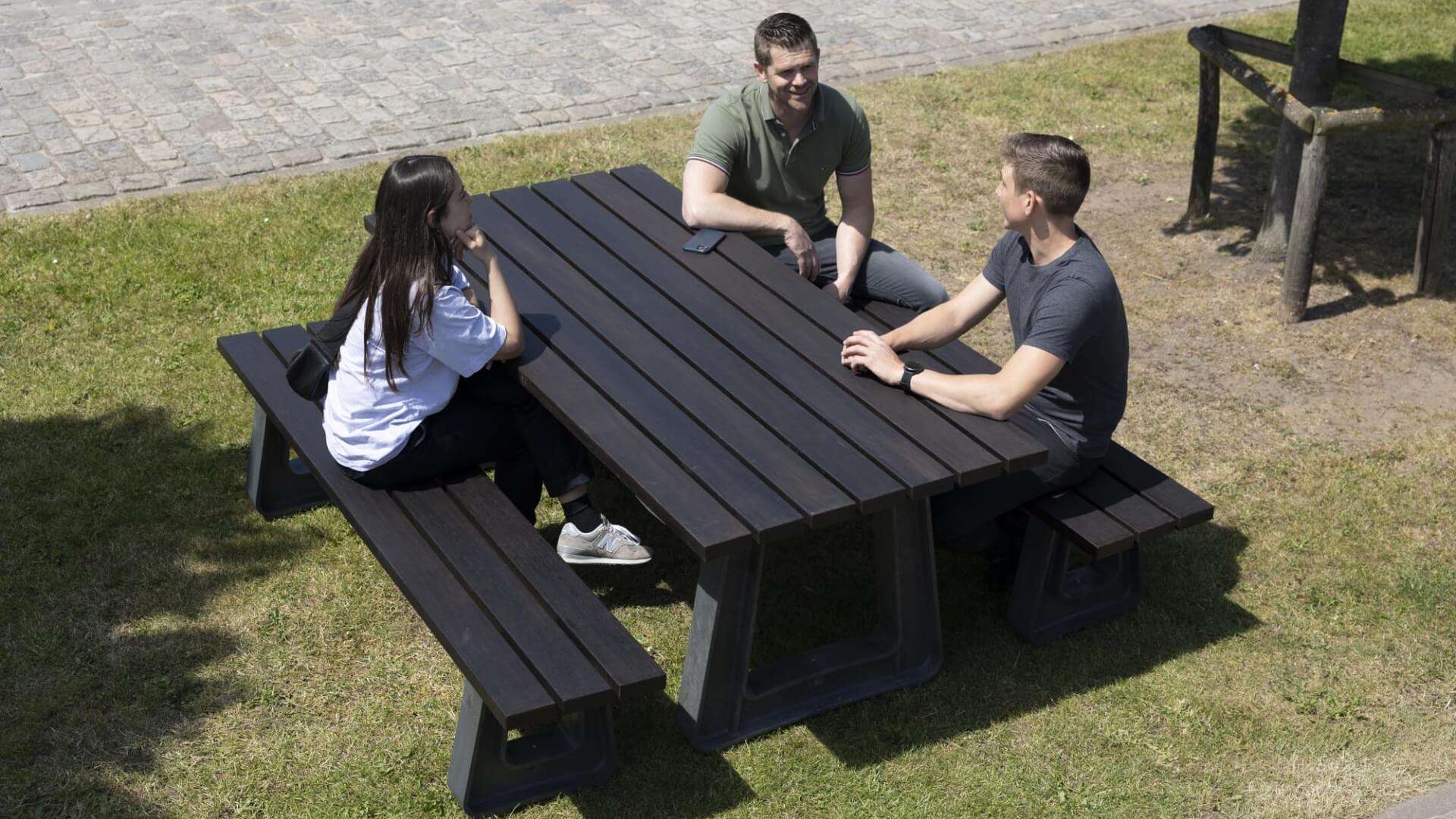 Circulaire picknicktafel van gerecycled kunststof in openbare buitenruimte