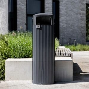 circulaire afvalbak 90 liter buiten bij bank en groenvoorziening